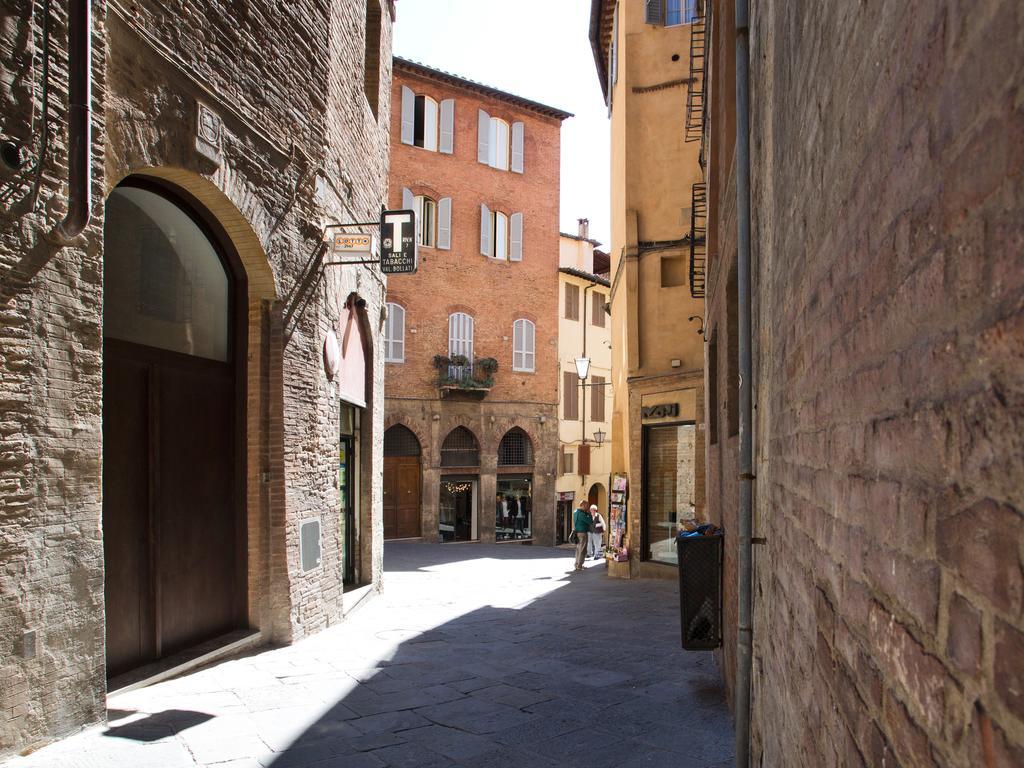 Il Tolomei - Central In The Middle Of Main Street Siena Room photo
